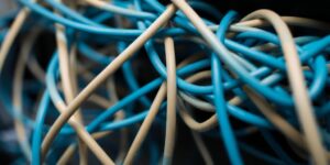 Cables enredados que simbolizan errores en redes locales.