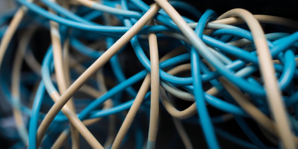 Cables enredados que simbolizan errores en redes locales.