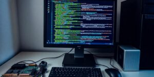 Componentes de computadora y software en un escritorio