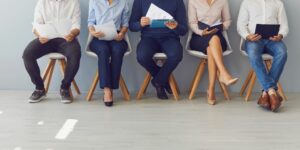 Personas sentadas para entrevista y selección de personal