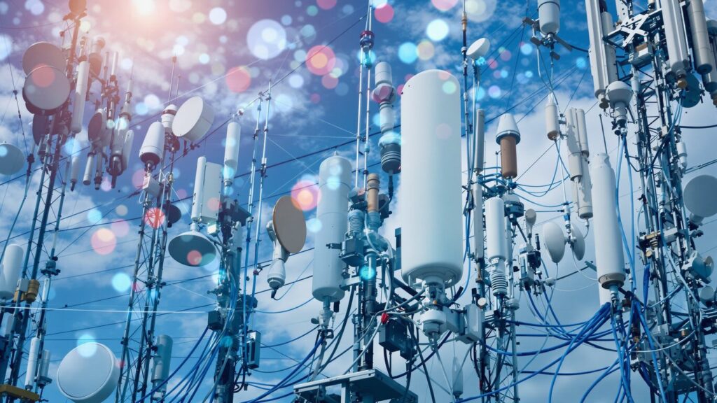 Infraestructura de telecomunicaciones con cables y antenas.