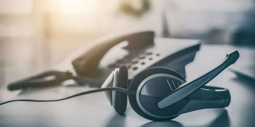 Teléfono y audífonos para asistencia técnica