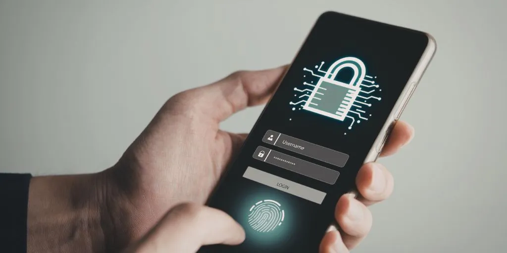 Persona usando un teléfono con datos digitales.