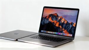 MacBook con sistema operativo y logo de Apple.
